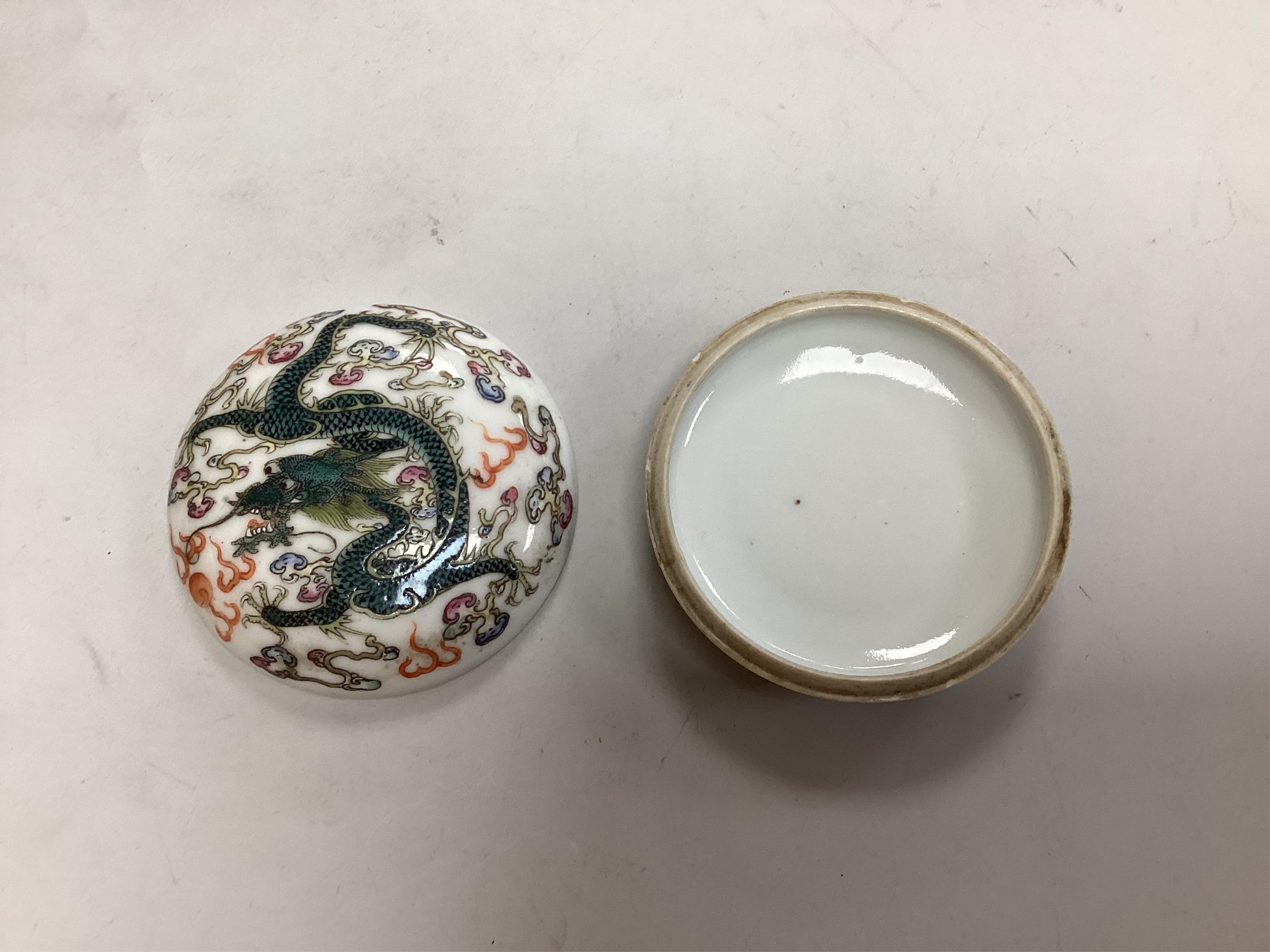 A small Chinese enamelled porcelain ’dragon’ seal paste box and cover, early 20th century, 7.2cm